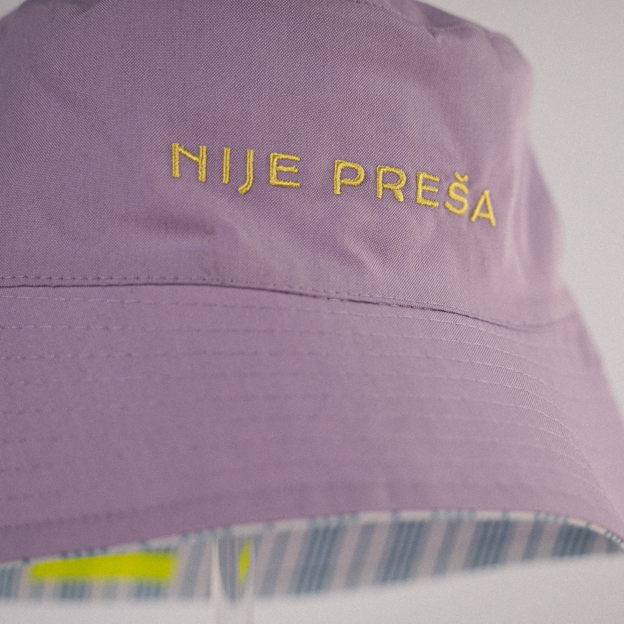 (A)MORE / NIJE PREŠA • Reversible pamučni šešir