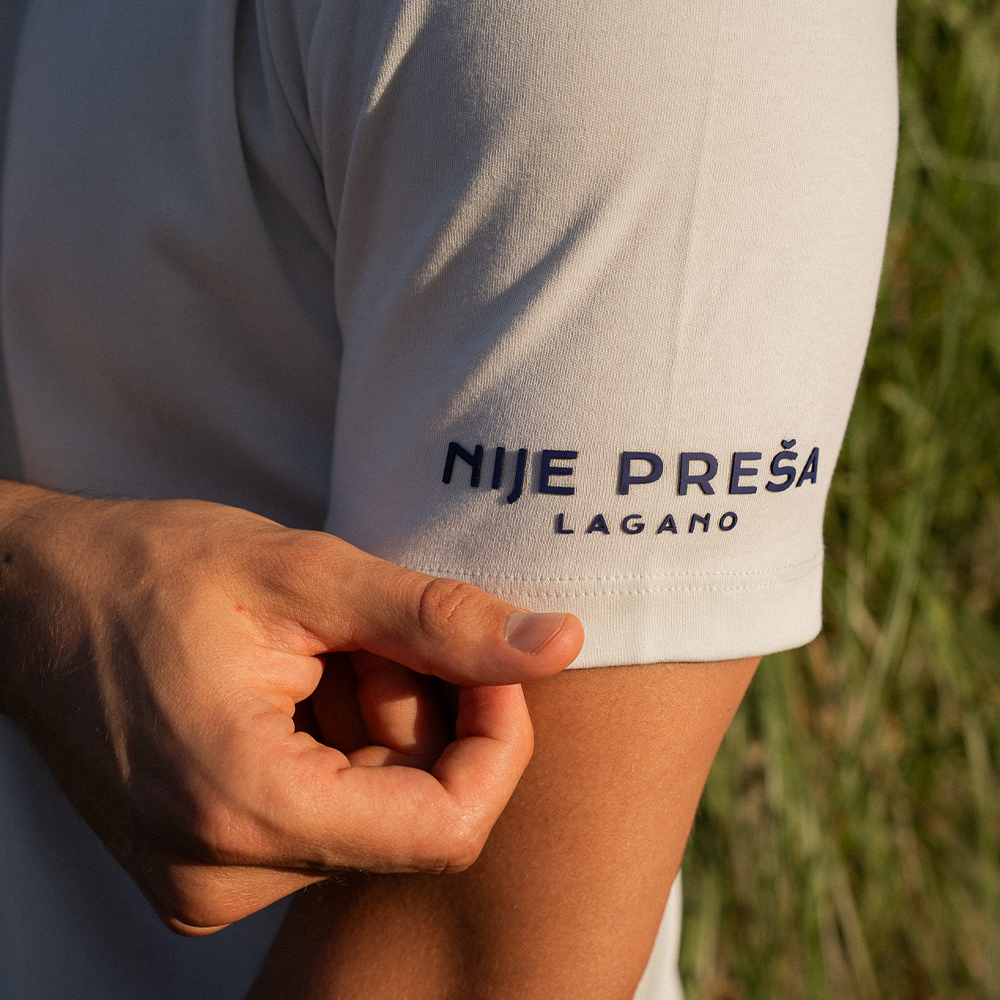 SAMO LAGANO / NIJE PREŠA, LAGANO • Muška Majica sa V izrezom